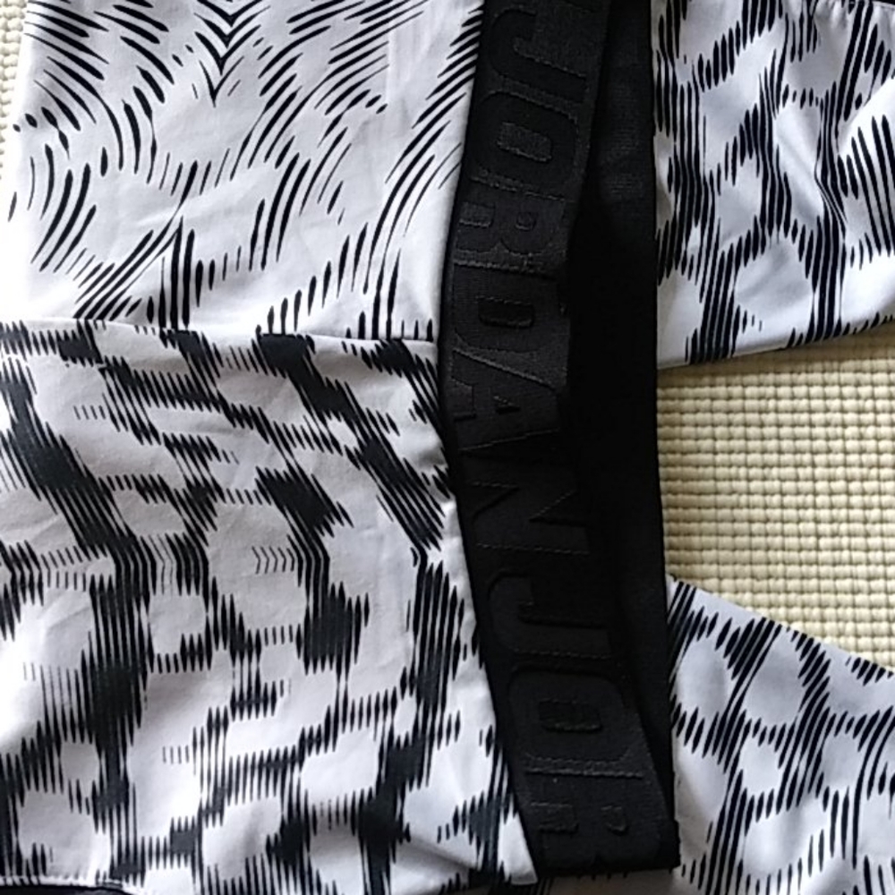 Jordan Dri- Fit Capri Leggings Size M (girls) - Picture 4 of 12